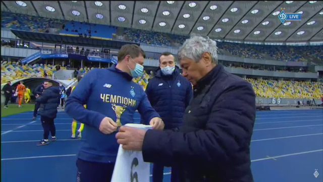 Imagini fabuloase cu Lucescu dupa ce a luat titlul cu Dinamo Kiev! I-a venit sa planga, jucatorii au desfacut sampaniile si l-au facut varza! :)_41