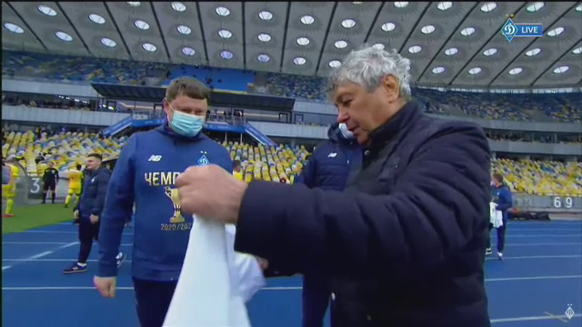 Imagini fabuloase cu Lucescu dupa ce a luat titlul cu Dinamo Kiev! I-a venit sa planga, jucatorii au desfacut sampaniile si l-au facut varza! :)_42