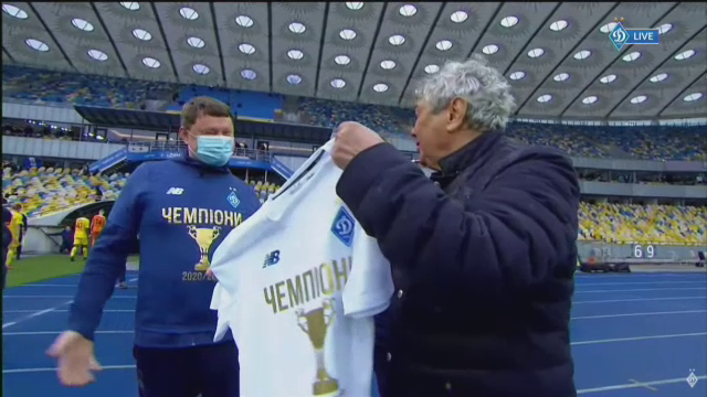 Imagini fabuloase cu Lucescu dupa ce a luat titlul cu Dinamo Kiev! I-a venit sa planga, jucatorii au desfacut sampaniile si l-au facut varza! :)_43