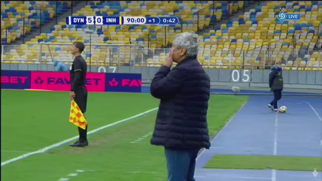 Imagini fabuloase cu Lucescu dupa ce a luat titlul cu Dinamo Kiev! I-a venit sa planga, jucatorii au desfacut sampaniile si l-au facut varza! :)_44
