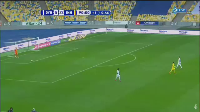 Imagini fabuloase cu Lucescu dupa ce a luat titlul cu Dinamo Kiev! I-a venit sa planga, jucatorii au desfacut sampaniile si l-au facut varza! :)_45