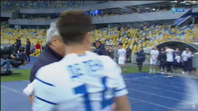 Imagini fabuloase cu Lucescu dupa ce a luat titlul cu Dinamo Kiev! I-a venit sa planga, jucatorii au desfacut sampaniile si l-au facut varza! :)_47