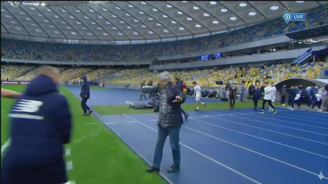 Imagini fabuloase cu Lucescu dupa ce a luat titlul cu Dinamo Kiev! I-a venit sa planga, jucatorii au desfacut sampaniile si l-au facut varza! :)_50