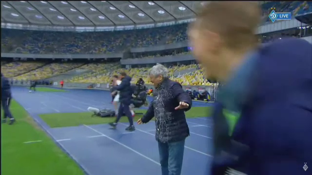 Imagini fabuloase cu Lucescu dupa ce a luat titlul cu Dinamo Kiev! I-a venit sa planga, jucatorii au desfacut sampaniile si l-au facut varza! :)_52