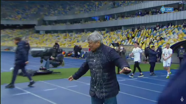 Imagini fabuloase cu Lucescu dupa ce a luat titlul cu Dinamo Kiev! I-a venit sa planga, jucatorii au desfacut sampaniile si l-au facut varza! :)_53