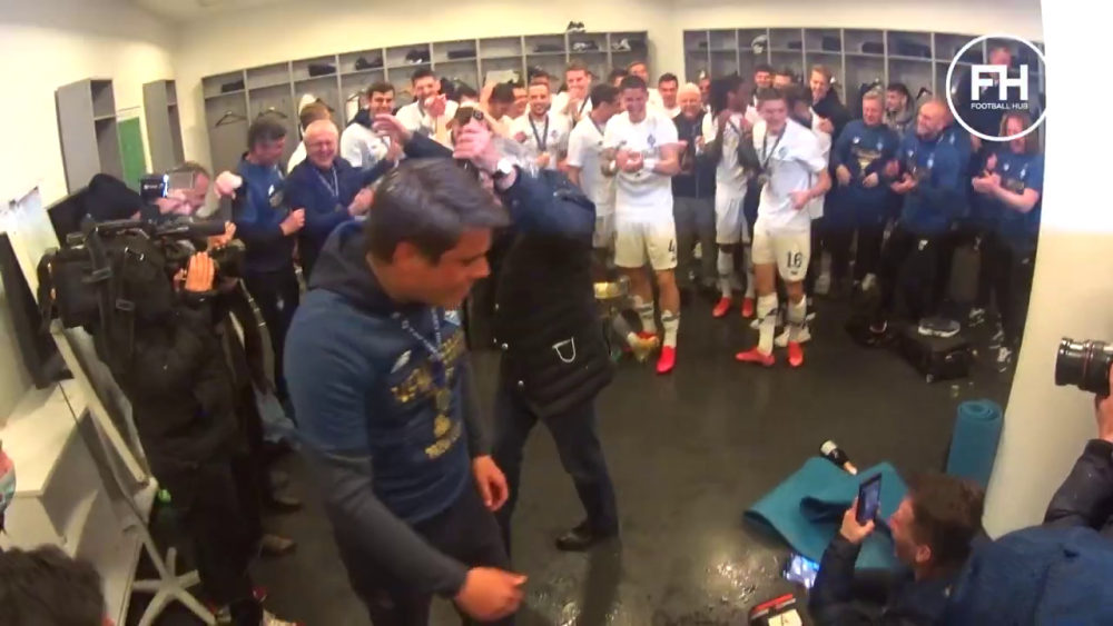 Momentele nevazute de dupa titlul castigat de Lucescu la Dinamo! Luce a desfacut sampania, apoi jucatorii l-au aruncat in aer! Imagini senzationale_2