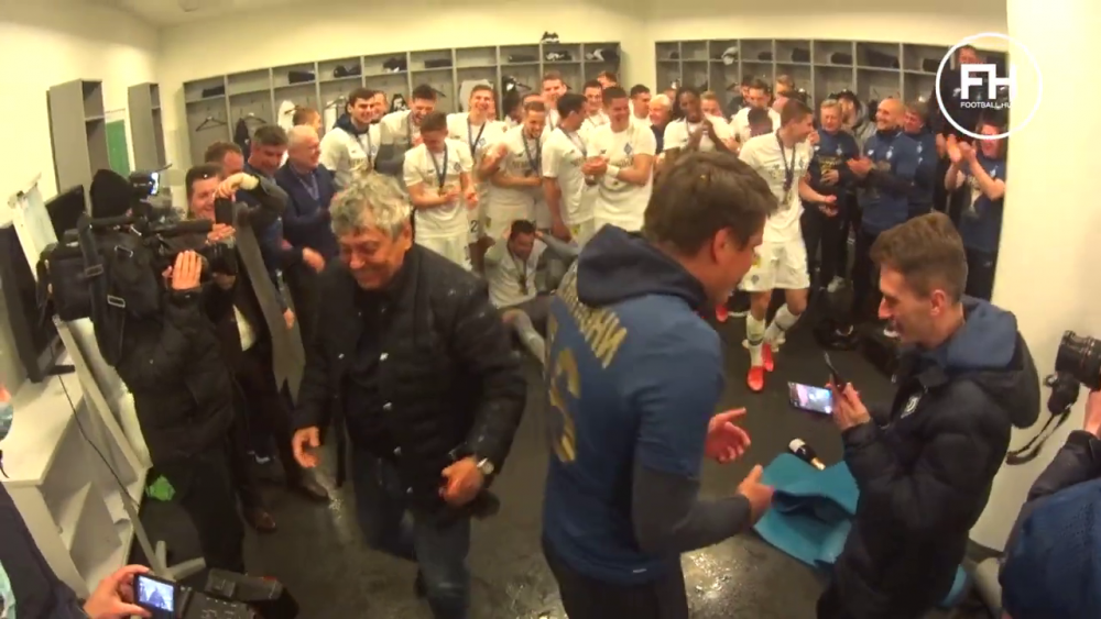 Momentele nevazute de dupa titlul castigat de Lucescu la Dinamo! Luce a desfacut sampania, apoi jucatorii l-au aruncat in aer! Imagini senzationale_3