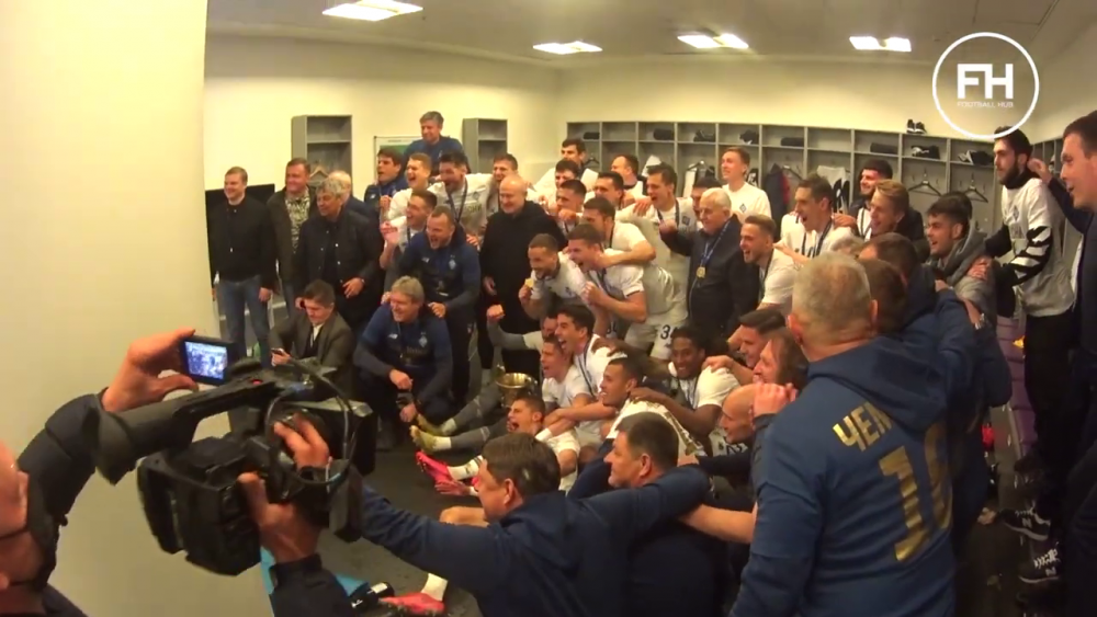 Momentele nevazute de dupa titlul castigat de Lucescu la Dinamo! Luce a desfacut sampania, apoi jucatorii l-au aruncat in aer! Imagini senzationale_5