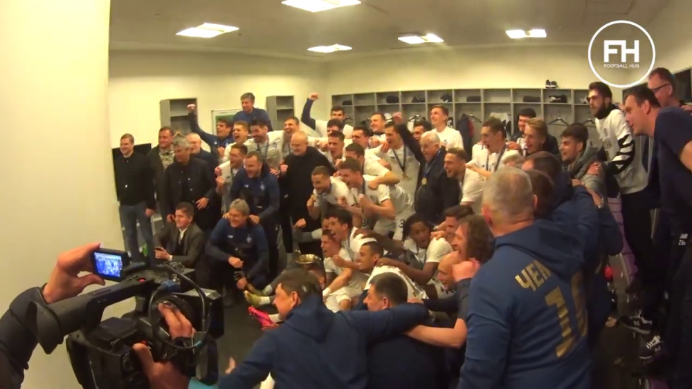 Momentele nevazute de dupa titlul castigat de Lucescu la Dinamo! Luce a desfacut sampania, apoi jucatorii l-au aruncat in aer! Imagini senzationale_6