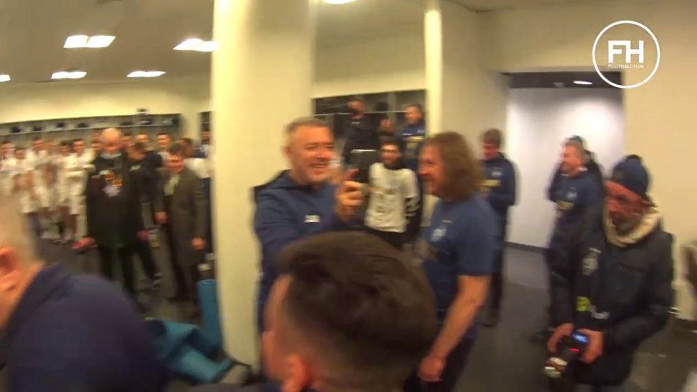 Momentele nevazute de dupa titlul castigat de Lucescu la Dinamo! Luce a desfacut sampania, apoi jucatorii l-au aruncat in aer! Imagini senzationale_8
