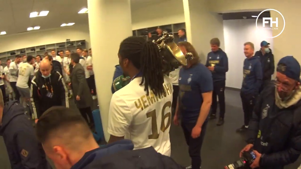 Momentele nevazute de dupa titlul castigat de Lucescu la Dinamo! Luce a desfacut sampania, apoi jucatorii l-au aruncat in aer! Imagini senzationale_9