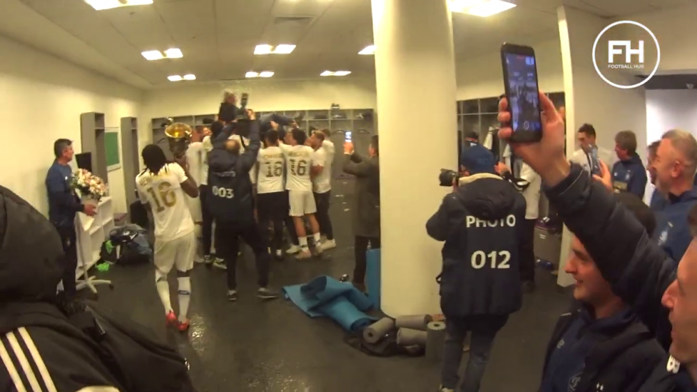 Momentele nevazute de dupa titlul castigat de Lucescu la Dinamo! Luce a desfacut sampania, apoi jucatorii l-au aruncat in aer! Imagini senzationale_10