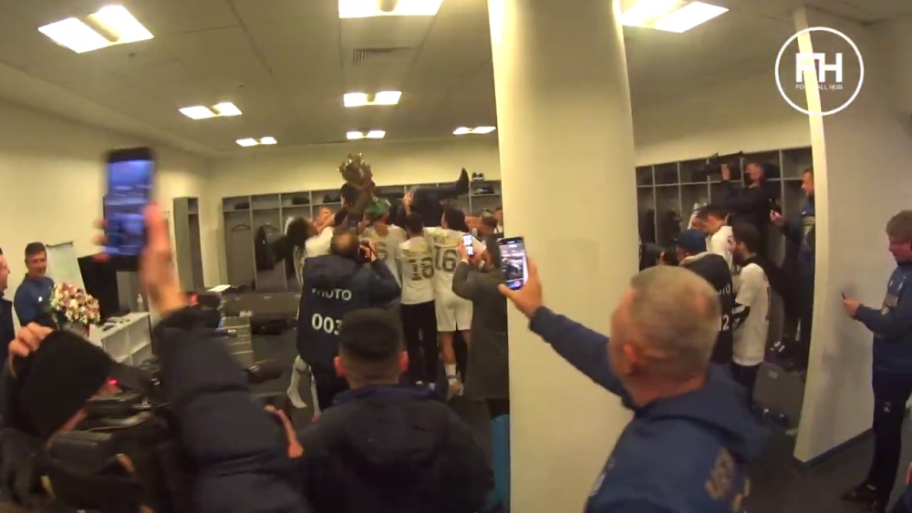 Momentele nevazute de dupa titlul castigat de Lucescu la Dinamo! Luce a desfacut sampania, apoi jucatorii l-au aruncat in aer! Imagini senzationale_11