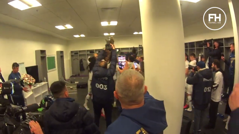 Momentele nevazute de dupa titlul castigat de Lucescu la Dinamo! Luce a desfacut sampania, apoi jucatorii l-au aruncat in aer! Imagini senzationale_12