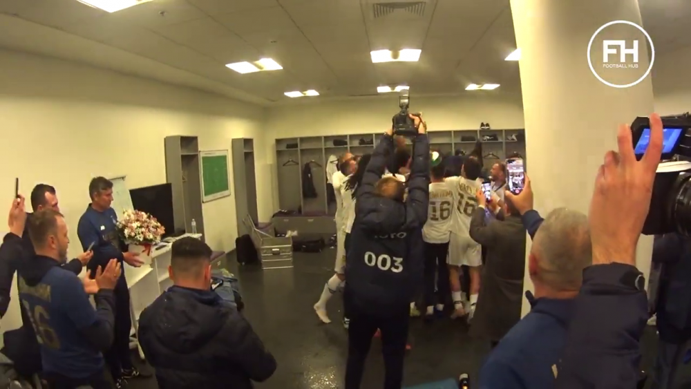 Momentele nevazute de dupa titlul castigat de Lucescu la Dinamo! Luce a desfacut sampania, apoi jucatorii l-au aruncat in aer! Imagini senzationale_13