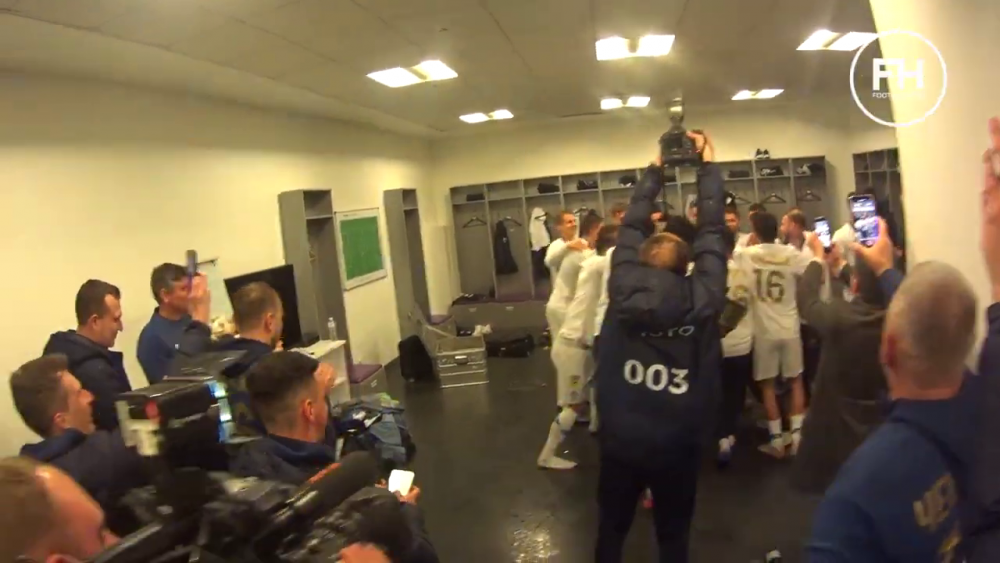 Momentele nevazute de dupa titlul castigat de Lucescu la Dinamo! Luce a desfacut sampania, apoi jucatorii l-au aruncat in aer! Imagini senzationale_14