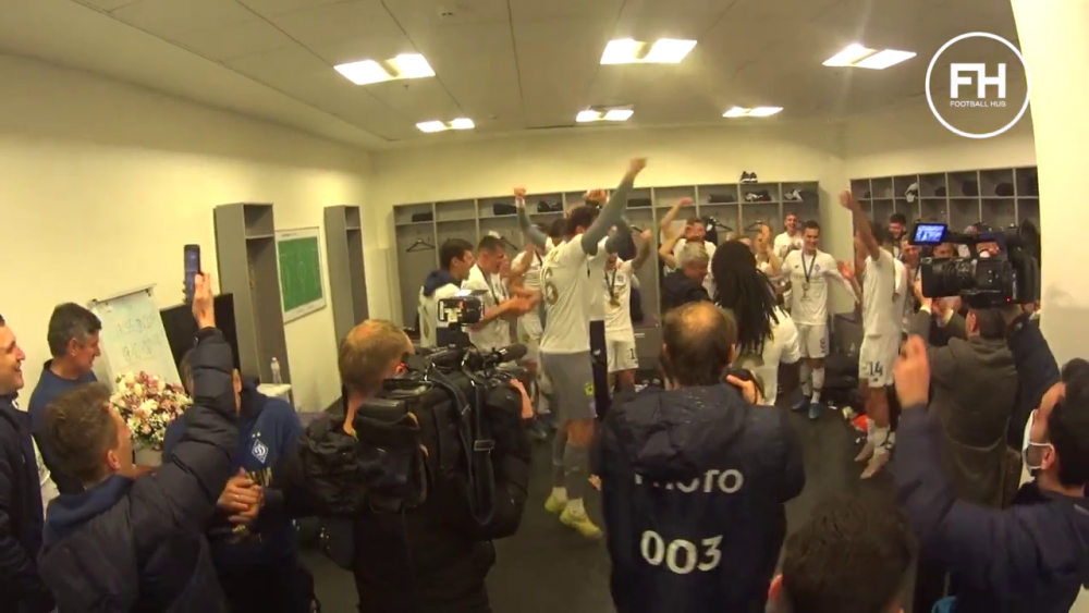 Momentele nevazute de dupa titlul castigat de Lucescu la Dinamo! Luce a desfacut sampania, apoi jucatorii l-au aruncat in aer! Imagini senzationale_15