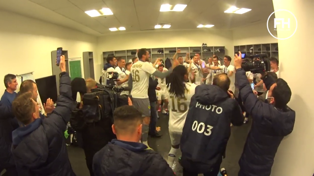 Momentele nevazute de dupa titlul castigat de Lucescu la Dinamo! Luce a desfacut sampania, apoi jucatorii l-au aruncat in aer! Imagini senzationale_17