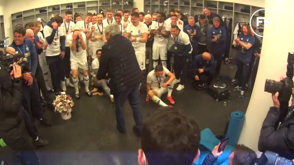 Momentele nevazute de dupa titlul castigat de Lucescu la Dinamo! Luce a desfacut sampania, apoi jucatorii l-au aruncat in aer! Imagini senzationale_19