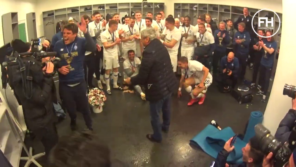 Momentele nevazute de dupa titlul castigat de Lucescu la Dinamo! Luce a desfacut sampania, apoi jucatorii l-au aruncat in aer! Imagini senzationale_20