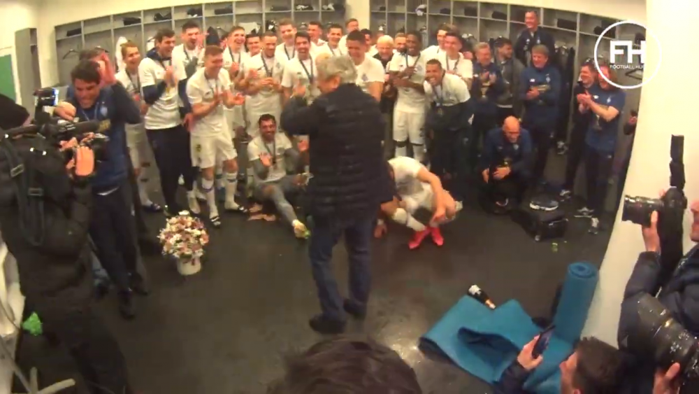 Momentele nevazute de dupa titlul castigat de Lucescu la Dinamo! Luce a desfacut sampania, apoi jucatorii l-au aruncat in aer! Imagini senzationale_21