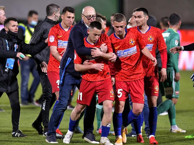 Cum l-a calmat Grozavu pe Morutan dupa meci: Treaba ta e sa joci fotbal! Ce spune despre transferul in strainatate al perlei de la FCSB