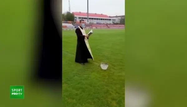 Doar asta ii mai poate salva! Dinamo a apelat la preot pentru a scapa de retrogradare! Imagini incredibile de pe Stefan cel Mare :)