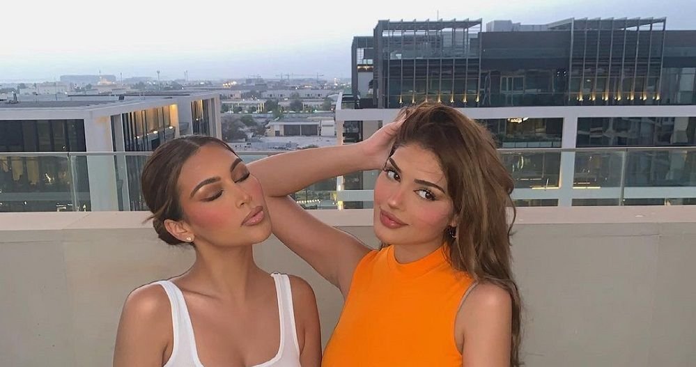 Surorile care fac furori pe internet si-au innebunit fanii cu pozele din vacanta! Cum au aratat pe plaja sosiile lui Kim Kardashian si Kylie Jenner_18
