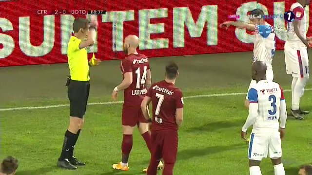 Haos pe final in CFR Cluj - Botosani! S-a lasat cu eliminari, dupa ce Latovlevici i-a bagat mana in gat lui Al Mawas! Scandal pe teren_17