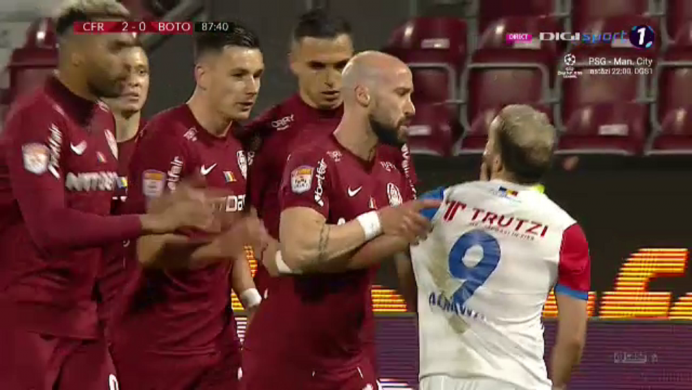 Haos pe final in CFR Cluj - Botosani! S-a lasat cu eliminari, dupa ce Latovlevici i-a bagat mana in gat lui Al Mawas! Scandal pe teren_18