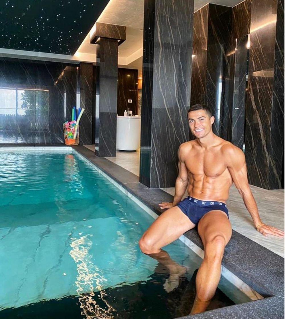 Poti poza asa cum o face Cristiano! Unul dintre fostii coechipieri ai lui Ronaldo rade de el! Postarea care a devenit virala&nbsp;