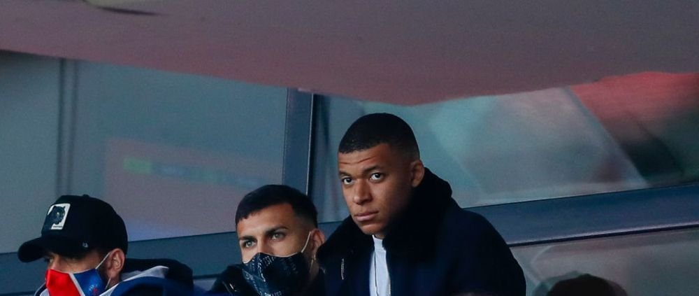 Kylian Mbappe le da emotii fanilor lui PSG inainte de semifinala cu City! Cum a fost surprins starul francez la hotel