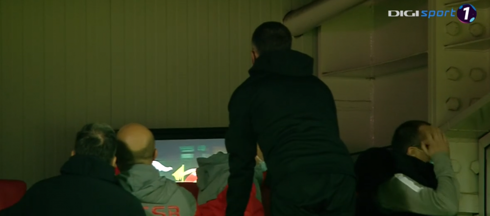 Asta e VAR-u de la Giurgiu! :)) MM si stafful s-au catarat in tribuna ca sa vada faza. Moment genial in derby-ul FCSB - CFR