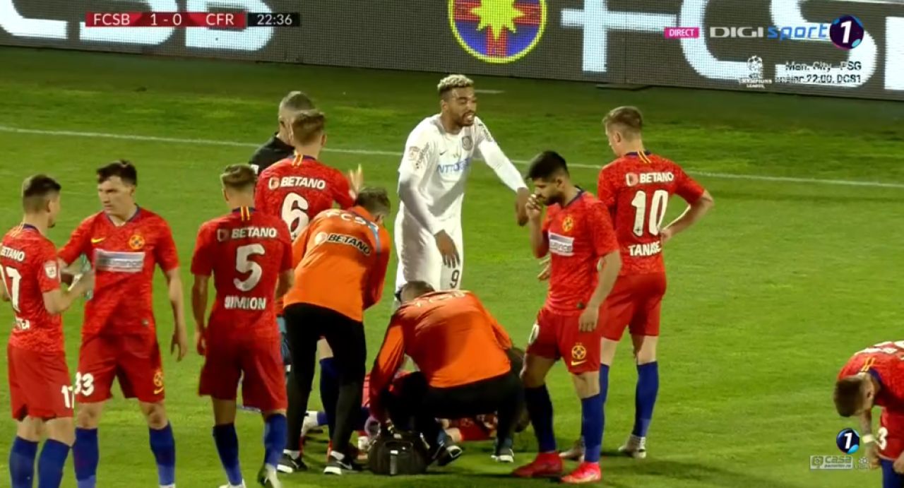Asta e VAR-u' de la Giurgiu! :)) MM si stafful s-au catarat in tribuna ca sa vada faza. Moment genial in derby-ul FCSB - CFR_4