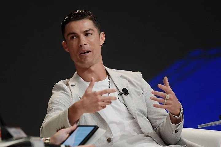 Pe asta nu o mai facuse! Ronaldo, surprins purtand un inel de logodna pentru femei in valoare de 200 000 de lire! A avut la mana bijuterii de peste jumatate de milion de lire_3