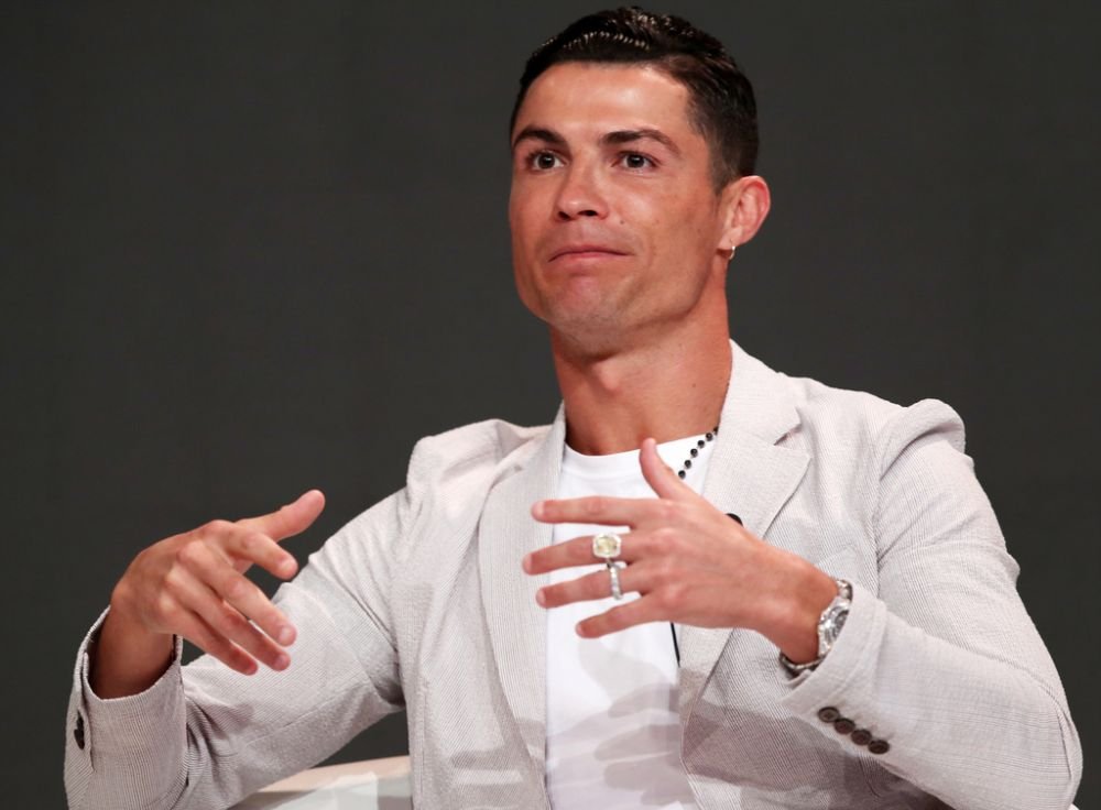 Pe asta nu o mai facuse! Ronaldo, surprins purtand un inel de logodna pentru femei in valoare de 200 000 de lire! A avut la mana bijuterii de peste jumatate de milion de lire_4