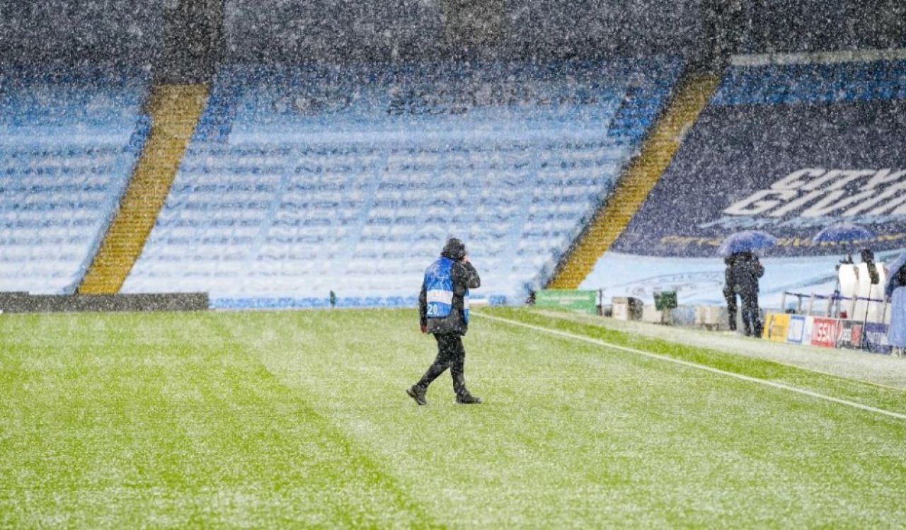 Asa ceva nu s-a mai vazut! Zapada in luna mai la Manchester! Imagini incredibile cu gazonul de pe Etihad_2