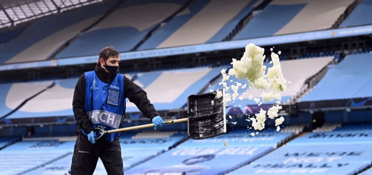 Asa ceva nu s-a mai vazut! Zapada in luna mai la Manchester! Imagini incredibile cu gazonul de pe Etihad_6