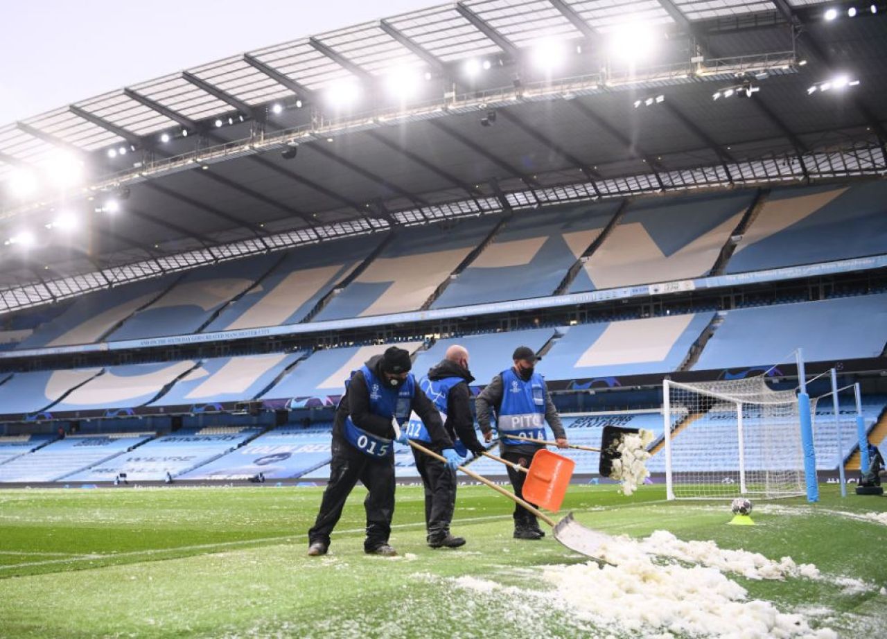 Asa ceva nu s-a mai vazut! Zapada in luna mai la Manchester! Imagini incredibile cu gazonul de pe Etihad_9