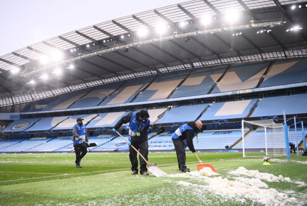Asa ceva nu s-a mai vazut! Zapada in luna mai la Manchester! Imagini incredibile cu gazonul de pe Etihad_10