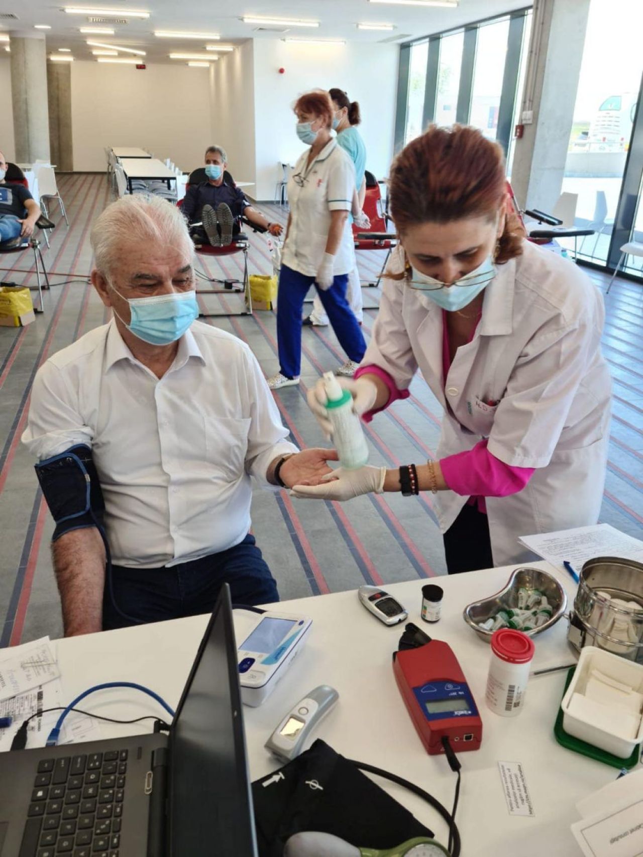 Sportivi si oficiali de la CSA Steaua au donat sange in ziua aniversarii a 35 de ani de la cucerirea Cupei Campionilor Europeni_2