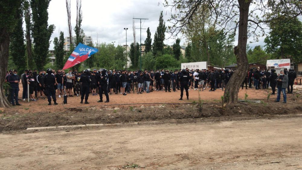 Fanii Stelei, prezenti langa echipa la primul meci de la baraj! Zeci de ultrasi se afla in afara stadionului din nordul Bucurestiului_1