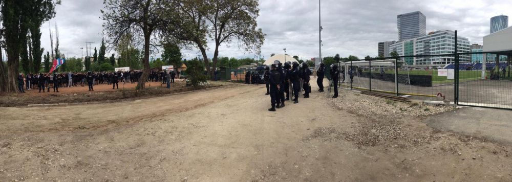 Fanii Stelei, prezenti langa echipa la primul meci de la baraj! Zeci de ultrasi se afla in afara stadionului din nordul Bucurestiului_2
