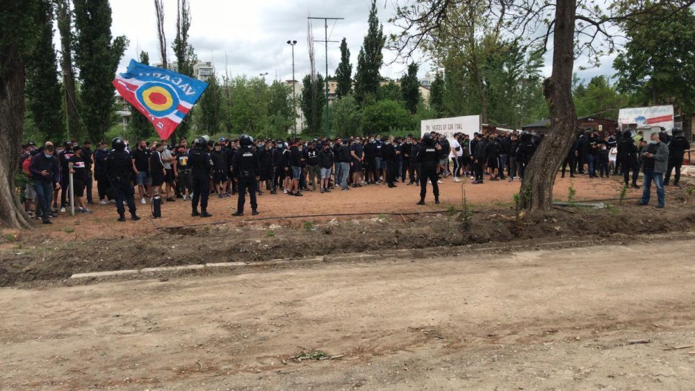 Fanii Stelei, prezenti langa echipa la primul meci de la baraj! Zeci de ultrasi se afla in afara stadionului din nordul Bucurestiului_3