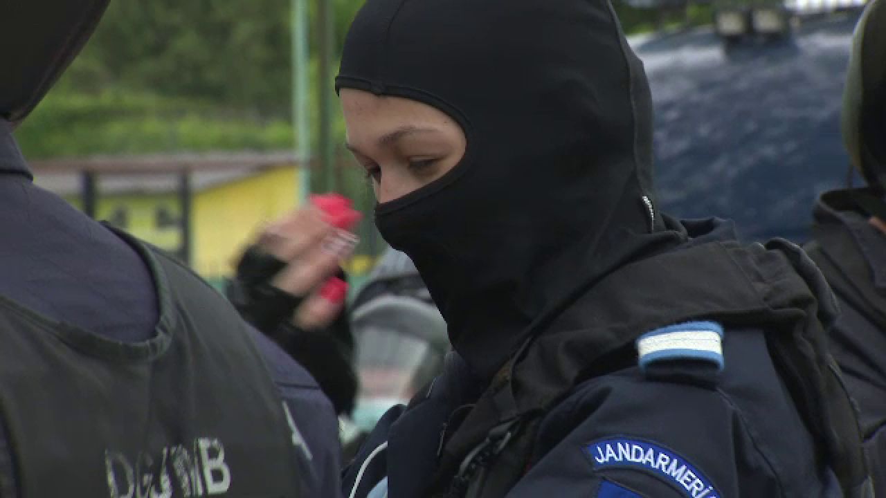 Jandarmerita care a atras toate privirile la meciul Stelei! Cum a aparut in fata ultrasilor_6