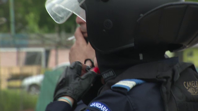Jandarmerita care a atras toate privirile la meciul Stelei! Cum a aparut in fata ultrasilor_8