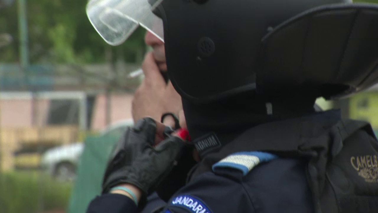 Jandarmerita care a atras toate privirile la meciul Stelei! Cum a aparut in fata ultrasilor_8