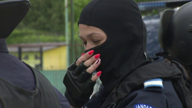 Jandarmerita care a atras toate privirile la meciul Stelei! Cum a aparut in fata ultrasilor_11