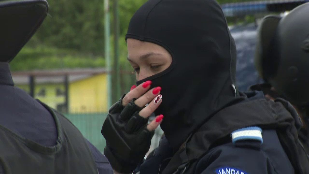 Jandarmerita care a atras toate privirile la meciul Stelei! Cum a aparut in fata ultrasilor_11