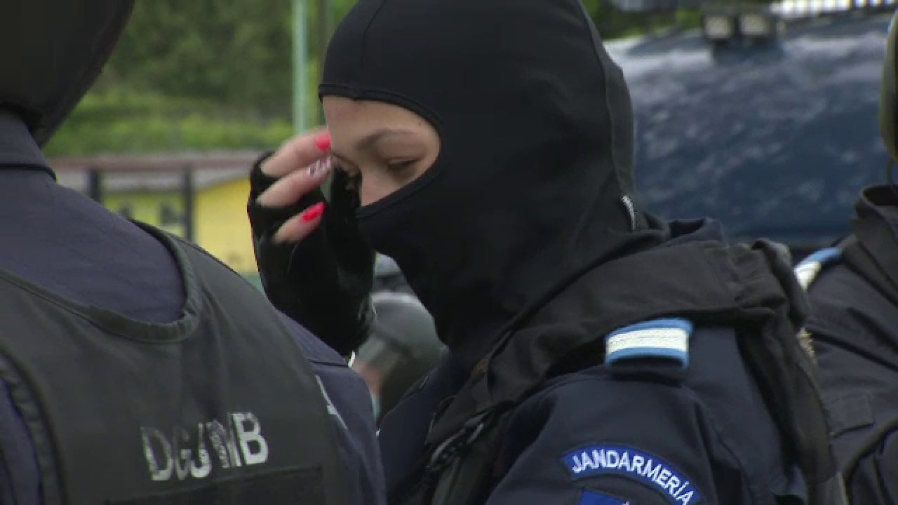 Jandarmerita care a atras toate privirile la meciul Stelei! Cum a aparut in fata ultrasilor_12